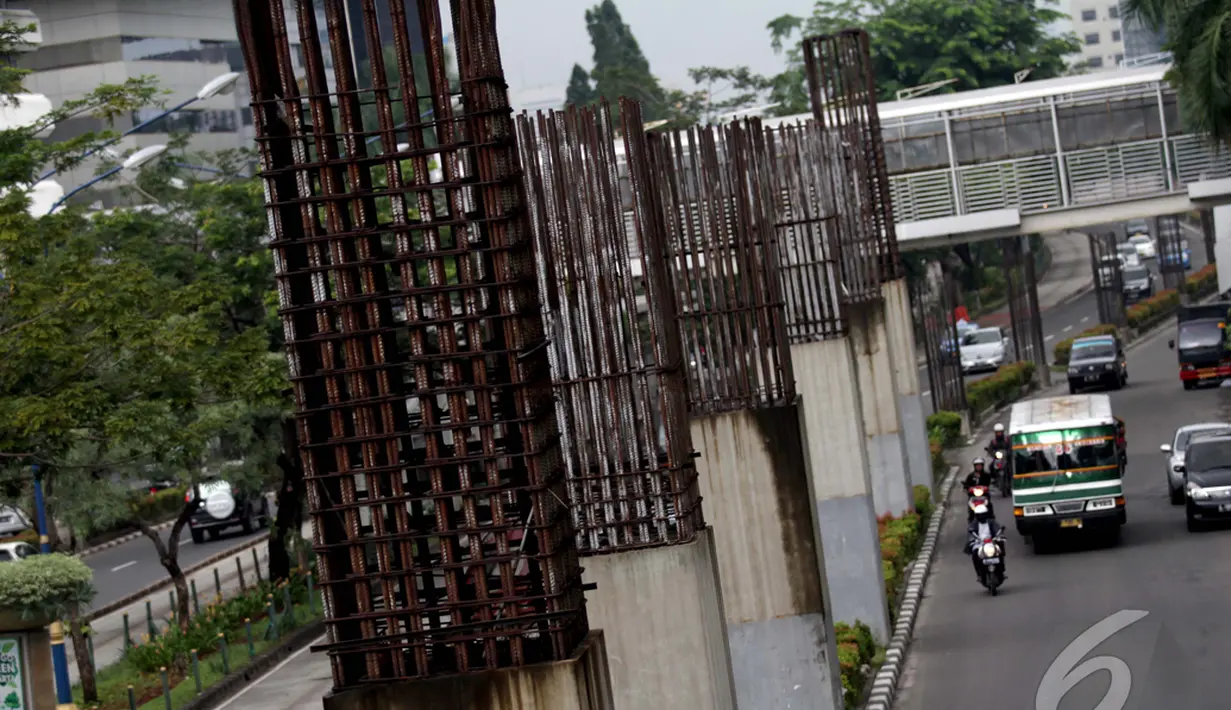 Penampakan tiang monorel yang terbengkalai di kawasan Kuningan, Jakarta, Selasa (13/1/2015). (Liputan6.com/Faizal Fanani)