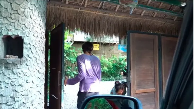 8 Momen Luna Maya saat Pulang Kampung ke Bali, Belikan Sang Ibu Perahu