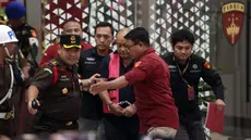 Mantan Kepala Badan Gizi Nasional (BGN), Dadan Hindayana (mengenakan rompi tahanan – ketiga kanan) digiring ke mobil tahanan usai menjalani pemeriksaan di Gedung Kejaksaan Agung RI, Jakarta, Rabu (3/6/2026). (Kapanlagi.com/Budy Santoso)