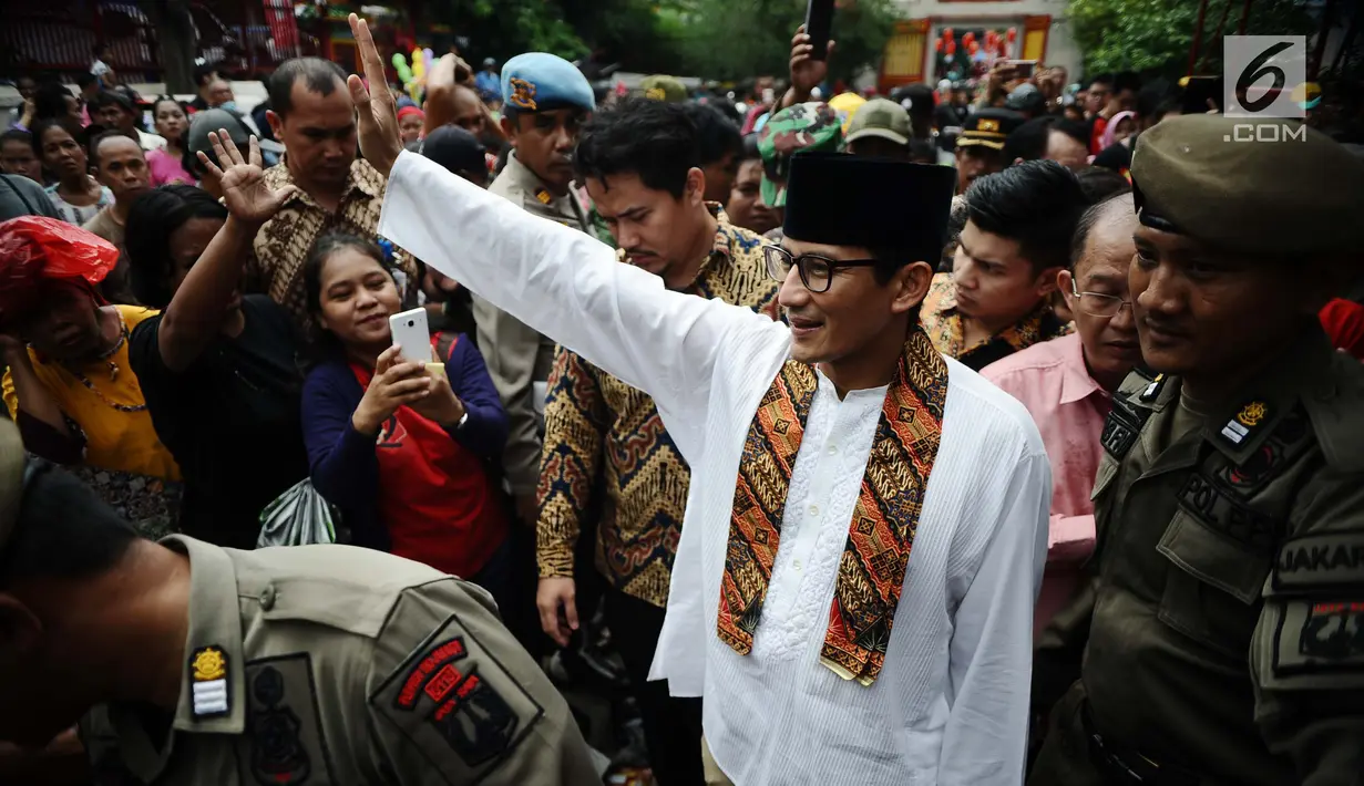 Wakil Gubernur DKI, Sandiaga Uno menyapa warga saat mengunjungi Vihara Dharma Bakti di kawasan Glodok, Jakarta Barat. Jumat (16/2). Dengan mengenakan pakaian betawi, Sandi datang merayakan Imlek bersama masyarakat Tionghoa. (Liputan6.com/Gempur M Surya)