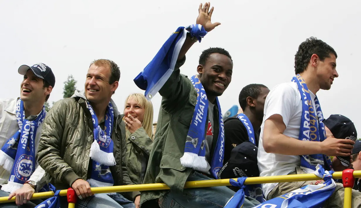 Gelandang Chelsea, Michael Essien, merayakan gelar Liga Inggris musim 2005/2006. Dirinya menjadi legenda di Chelsea dengan meraih dua trofi Liga Inggris, tiga Piala FA serta sebuah gelar Liga Champions. (AFP/Odd Anderson)
