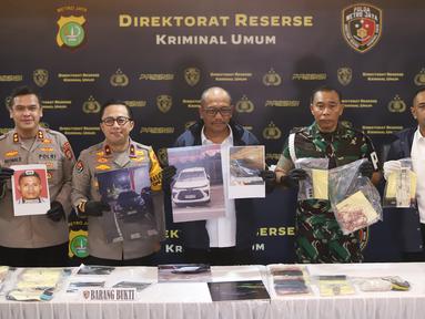 Kepala Bidang (Kabid) Humas Polda Metro Jaya, Brigjen Pol Ade Ary Syam Indradi (kedua kiri) bersama Dirreskrimum Polda Metro Jaya Kombes Wira Satya Triputra (tengah) serta Danpomdam Jaya Kolonel CPM Donny Agus Triputra (kedua kanan) menunjukkan barang bukti saat rilis kasus penculikan dan pembunuhan pegawai bank di Mapolda Metro Jaya, Jakarta Selatan, Selasa (16/9/2025). (merdeka.com/Arie Basuki)