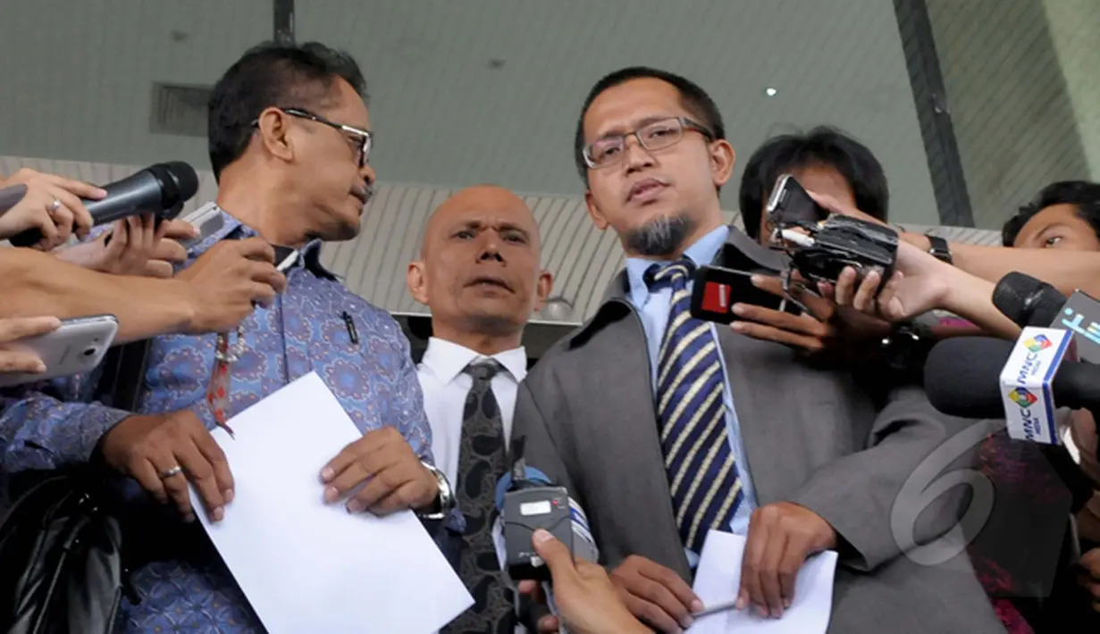  Sejumlah advokat memberikan dukungan kepada Bambang Widjojanto. Tampak Andi Asrun, Saur Siagian dan Heru Widodo di gedung KPK, Jakarta, Rabu (28/1/2015). (Liputan6.com/Andrian M Tunay)