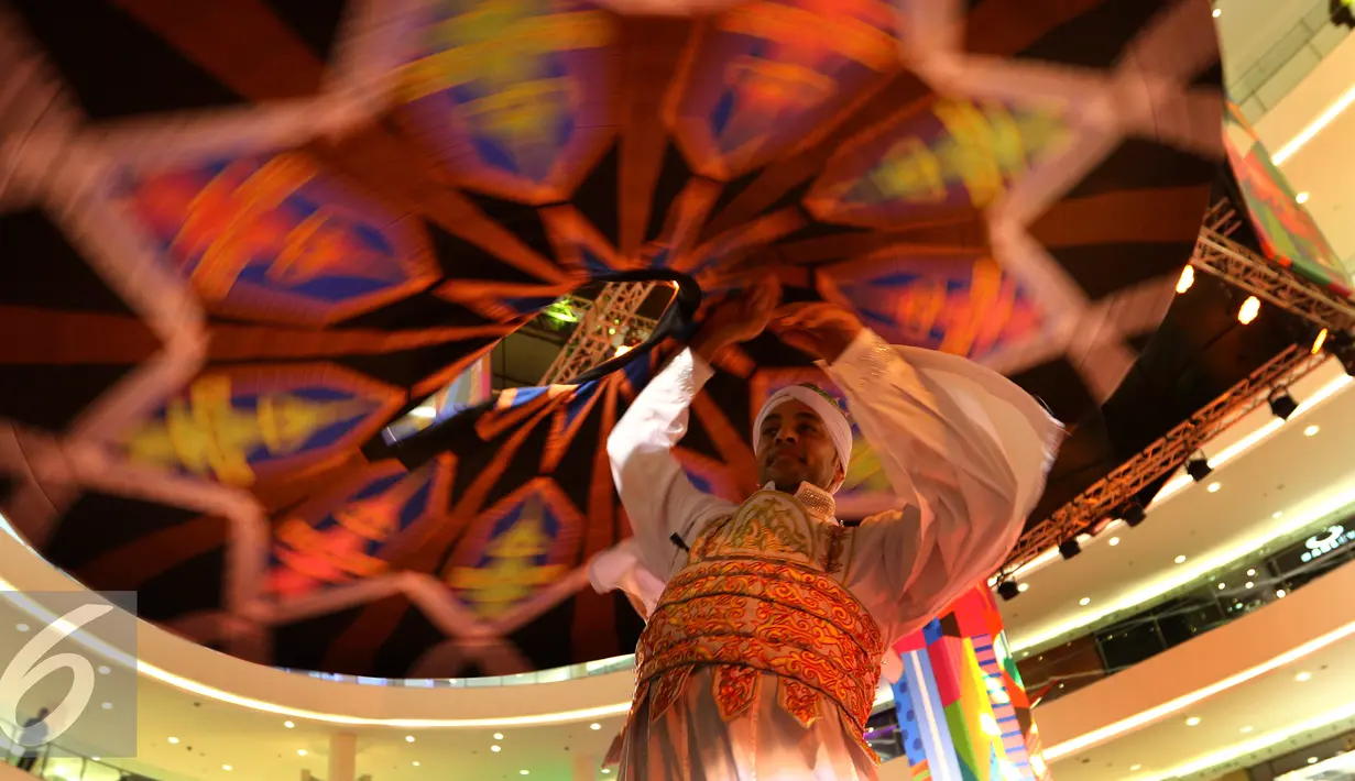 Penari membawakan Tarian Sufi Mesir, Tanoura di Atrium Senayan City, Jakarta (22/06). Tarian tersebut merupakan rangkaian dari Ramadan Senayan City yang dimulai sejak 24 Mei-17 Juli. (Liputan6.com/Fery Pradolo).  