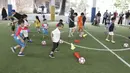 Sejumlah anak mengikuti latihan saat launching Il Capitano Soccer School di Bintaro, Sabtu (27/10/2018). Kehadiran Il Capitano untuk menjaring dan mengasah pesepak bola cilik untuk berprestasi. (Bola.com/M Iqbal Ichsa