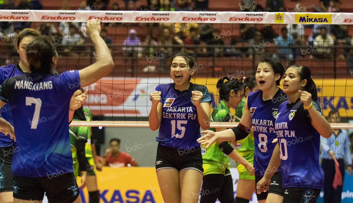 Ekspresi kegemmbiraan pevoli Jakarta Elektrik PLN, Yola Yuliana, bersama rekan-rekannya usai menaklukan Gresik Petrokimia. Jakarta Elektrik PLN merupakan juara bertahan tahun lalu. (Bola.com/Vitalis Yogi Trisna)