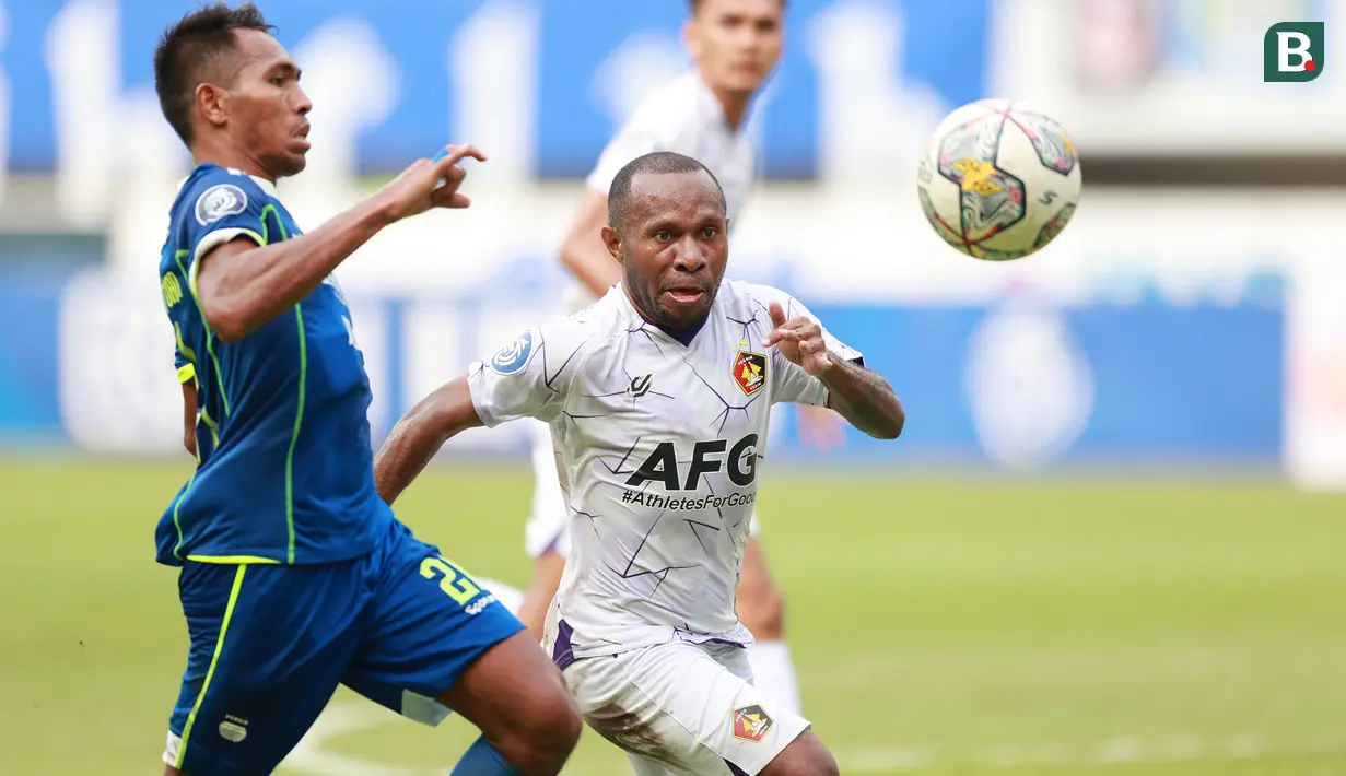 <p>Pemain Persik Kediri, Yohanes Pahabol (kanan) berusaha melewati adangan pemain Persib Bandung, Frets Butuan pada laga lanjutan BRI Liga 1 2022/2023 di Stadion Pakansari, Bogor, Rabu (8/3/2023) sore WIB. (Bola.com/M Iqbal Ichsan)</p>