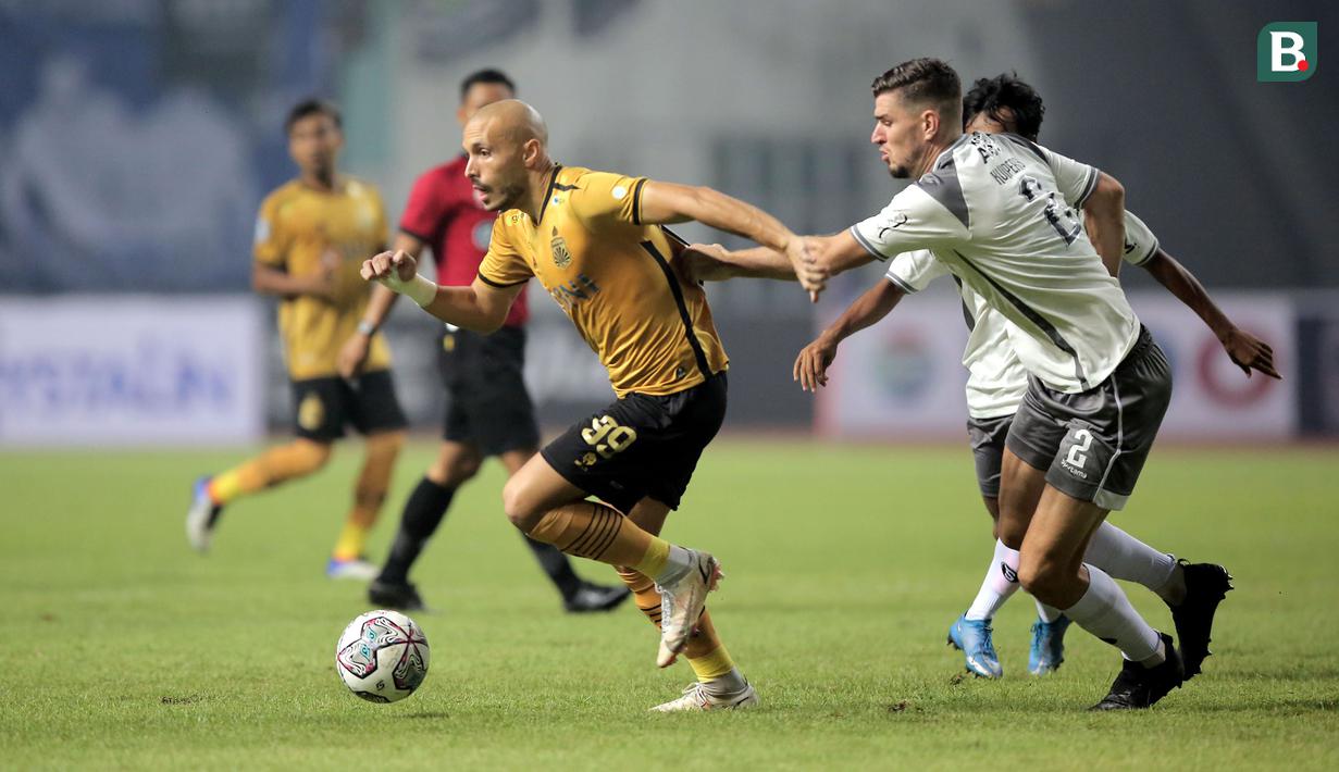 Pemain Bhayangkara FC, Youssef Ezzejjari (kiri) berebut bola dengan pemain Persib Bandung, Nick Kuipers dalam laga pekan pertama BRI Liga 1 2022/2023 antara Bhayangkara FC melawan Persib Bandung di Stadion Wibawa Mukti, Cikarang, Minggu (24/7/2022). (Bola.com/Ikhwan Yanuar)