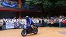 Pembalap rookie Prima Pramac Racing, Toprak Razgatlioglu, terpukau dengan sambutan luar biasa dari siswa SMK Negeri 39 Jakarta, Cempaka Putih, Jakarta Pusat, Selasa (20/1/2026). (Bola.com/M Iqbal Ichsan)