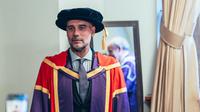 Manajer Manchester City, Pep Guardiola, dianugerahi gelar&nbsp;doktor kehormatan oleh Universitas Manchester, Senin waktu setempat (9-6-2025). (Dok. www.mancity.com)