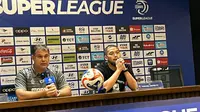 Pelatih Madura United, Carlos Parreira dan penjaga gawang Mochammad Dicky Indrayana dalam sesi konferensi pers jelang laga pekan ke-18 BRI Super League 2025/2026 melawan Persija Jakarta di Stadion Utama Gelora Bung Karno, Jakarta, Kamis (22/1/2026). (Bola.com/Hery Kurniawan)