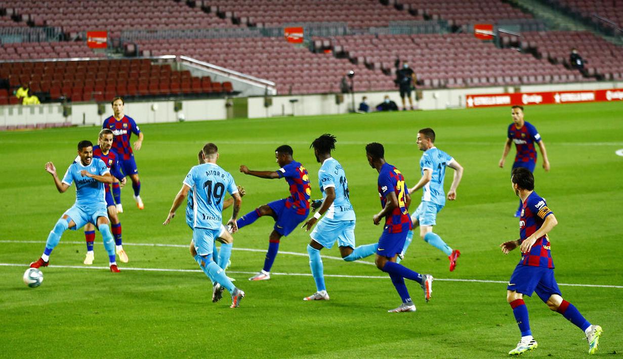 Pemain Barcelona, Ansu Fati, melepaskan tendangan ke gawang Leganes pada laga La Liga di Stadion Camp Nou, Selasa (16/6/2020). Barcelona menang 2-0 atas Leganes. (AP Photo/Joan Montfort)