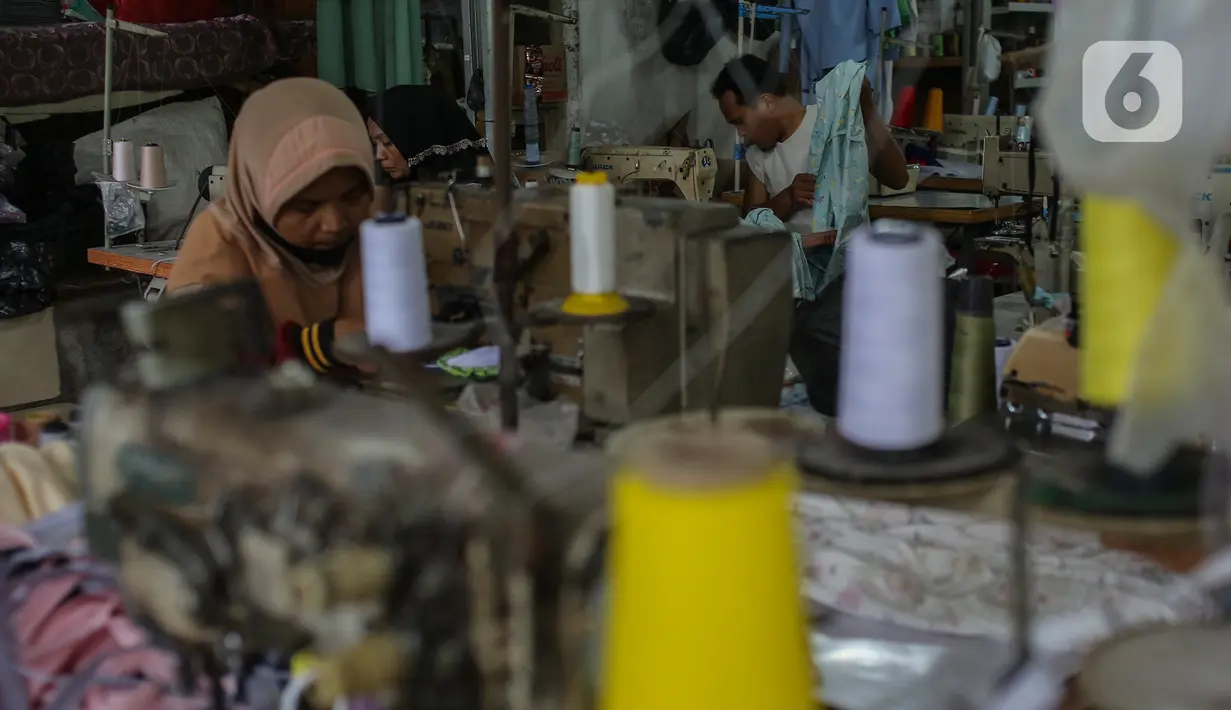 Pekerja menyelesaikan pembuatan baju di sebuah konveksi milik Nca di Curug, Bogor, Jumat (19/11/2021). BPJS Ketenagakerjaan menargetkan kepesertaan pekerja informal dalam program bukan penerima upah atau BPU terus meningkat dan mencapai 43 persen pada 2026. (Liputan6.com/Johan Tallo)