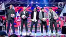 (ki-ka) Markus Haris Maulana, Ponaryo Astaman, Irfan Bacdhim, Andik Vermansah dan Syahrian Abimanyu saat berada di atas panggung gelaran Indonesian Soccer Award 2019 di Studio 6 Indosiar, Jakarta, Jumat (10/1/2020). (Liputan6.com/Faizal Fanani)