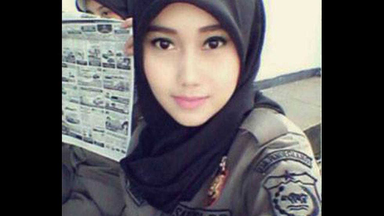 Ragam Pose Satpol PP Cantik Nurul Habibah