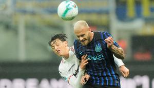 Romano Floriani Mussolini (kiri) berebut bola dengan Federico Dimarco dalam laga Serie A antara Cremonese dan Inter Milan di San Siro, Milan, Italia, Sabtu, 4 Oktober 2025. (AP Photo/Luca Bruno)