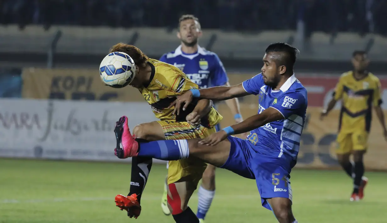 Pemain Persib, Zulham Zamrun berebut bola dengan pemain Mitra Kukar, Michael Orah pada laga leg kedua semi final Piala Presiden di Stadion Si Jalak Harupat, Bandung, Sabtu (10/10/2015). (Bola.com/Vitalis Yogi Trisna)
