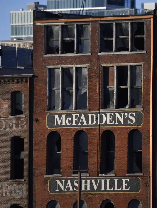 Kondisi jendela sebuah bangunan yang pecah akibat ledakan di pusat kota Nashville, Tennessee, Amerika Serikat, Jumat (25/12/2020). Ledakan keras yang mengguncang di hari Natal membuat bangunan-bangunan di sekitarnya mengalami kerusakan. (Andrew Nelles/The Tennessean via AP)