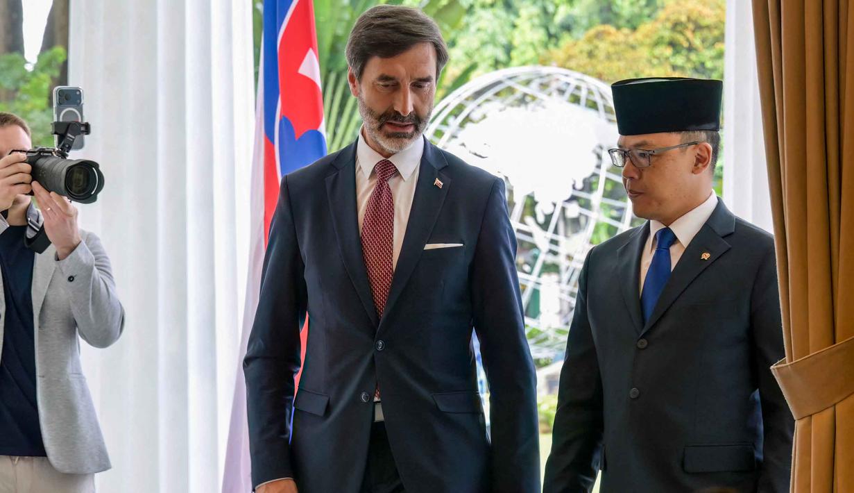 Keduanya mengadakan pertemuan bilateral untuk membahas tentang isu-isu strategis. Tampak dalam foto, Menteri Luar Negeri Indonesia, Sugiono (kanan) saat menerima kedatangan Menteri Luar Negeri Slovakia, Juraj Blanar, saat pertemuan mereka di Gedung Pancasila, Kementerian Luar Negeri, Jakarta, Selasa (3/2/2026). (BAY ISMOYO/AFP)