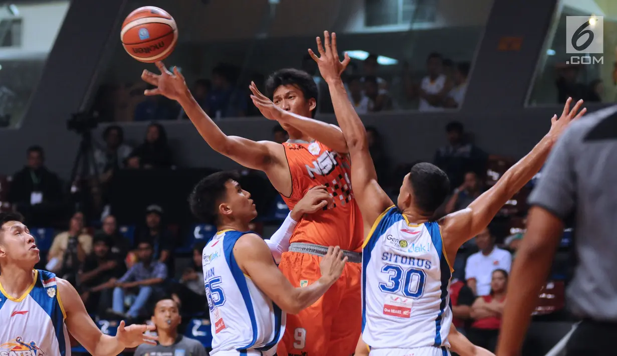 Pebasket NSH Jakarta, Raylly Pratama (kiri) mencoba lolos dari kawalan pemain Satria Muda Pertamina pada Perbasi Cup 2017 di Britama Arena, Jakarta, Rabu (8/11). NSH Jakarta kalah 67-83. (Liputan6.com/Helmi Fithriansyah)