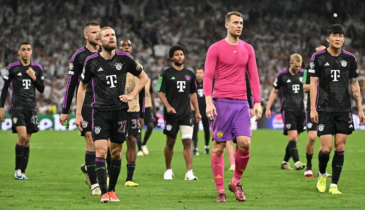 Raut kecewa para pemain Bayern Munchen setelah dikalahkan Real Madrid dalam laga leg kedua semifinal Liga Champions 2023/2024 di Santiago Bernabeu, Madrid, Spanyol, Kamis (09/05/2024) WIB. (AFP/Javier Soriano)