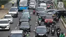 Kendaraan berjalan tersendat di Jalan Sudirman, Jakarta, Rabu (20/7/2022). Dinas Lingkungan Hidup (DLH) DKI Jakarta menyatakan sebanyak 75 persen polusi udara di Ibu Kota berasal dari emisi kendaraan bermotor roda dua dan roda empat. (Liputan6.com/Faizal Fanani)