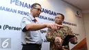 Dirut Semen Indonesia Rizkan Chandra (kiri) dan Dirut Pelindo 1 Bambang Eka Cahyana usai menandatangani nota kesepahaman di Jakarta, Kamis (30/6). (Liputan6.com/Angga Yuniar)