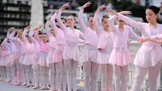 Sejumlah anak-anak melakukan gerakan tari saat mengikuti pameran tarian klasik dalam perayaan Month of The Dance di Basque, Spanyol (26/3). Kegiatan ini diikuti oleh 1.400 peserta, mulai dari anak-anak hingga orang dewasa. (AFP/Ander Gillenea)