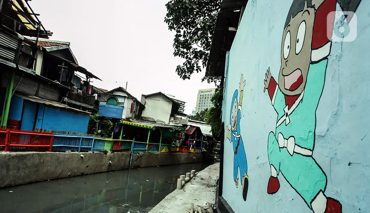 Mural menghiasi Kampung Unggulan, Tanah abang, Jakarta, Selasa (6/12/2022). Pembuatan mural sepanjang 100 meter di kampung unggulan tersebut sudah dilakukan awal november 2022 dan program dari Pemerintah Provinsi DKI Jakarta. (Liputan6.com/Johan Tallo)