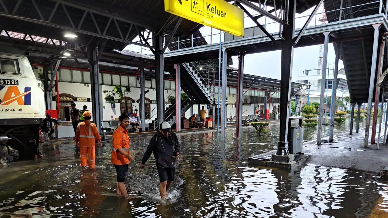 Hujan lebat yang terjadi sejak Rabu siang hingga malam membuat beberapa titik di Kota Semarang kebanjiran termasuk  Stasiun Semarang Tawang. Sejumlah perjalanan kereta terganggu. (Dok PT KAI)
