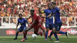 Gelandang Persija Jakarta, Bruno Matos, berusaha melewati pemain Arema FC pada laga Shopee Liga 1 di SUGBK, Jakarta, Sabtu (3/8). Persija bermain imbang 2-2 atas Arema. (Bola.com/Yoppy Renato)