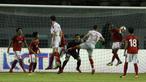 Striker Indonesia, Boas Salossa, menyundul bola saat pertandingan melawan Suriah U-23 pada laga persahabatan di Stadion Wibawa Mukti, Cikarang, Sabtu (18/11/2017). Indonesia kalah 0-1 dari Suriah U-23. (Bola.com/ M Iqbal Ichsan)
