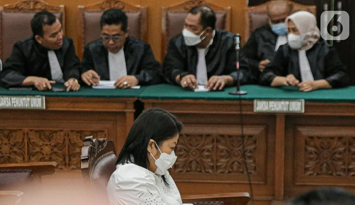 Terdakwa kasus pembunuhan berencana Brigadir Yosua Hutabarat, Putri Candrawathi menjalani sidang lanjutan di Pengadilan Negeri Jakarta Selatan, Jakarta, Kamis (2/2/2023).  Sidang tersebut beragendakan pembacaan duplik oleh penasihat hukum terdakwa. (Liputan6.com/Faizal Fanani)