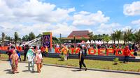 Suasana Alun-Alun Kota Depok yang dipadati warga setelah diresmikan Wali Kota Depok Mohammad Idris, Minggu (12/1/2020). Alun-alun seluas 3,9 hektare ini dilengkapi berbagai fasilitas, hingga gerai UMKM. (Merdeka.com/Muhammad Fayyadh/Magang)