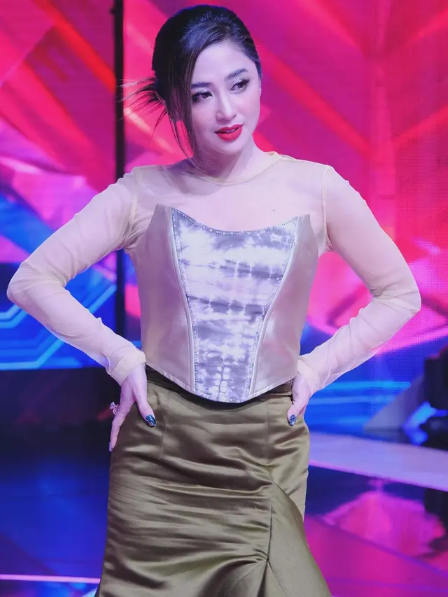 Potret Dewi Perssik (Sumber: Instagram/@dewiperssik9)