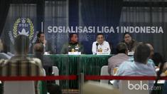 Ketua Umum PSSI, Edy Rahmayadi (2kiri) memimpin rapat Sosialisasi Liga 1 Indonesia di Gedung Kostrad, Jakarta, Kamis (16/3/2017). Liga 1 Indonesia direncanakan akan bergulir pada tanggal 15 April 2017. (Bola.com/Nicklas Hanoatubun)