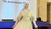 Tasyi Athasyia tampil mengenakan dress bermotif yang cocok dikenakan untuk pesta. @tasyiiathasyi