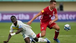 Laga Senegal melawan Polandia sempat dihentikan sementara akibat cuaca buruk di Stadion Si Jalak Harupat, Bandung, Jawa Barat, Selasa, 14 November 2023. (AP Photo/Achmad Ibrahim)