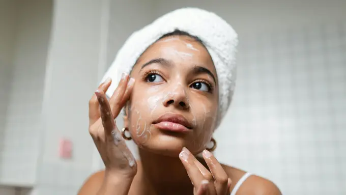 Wanita sedang menggunakan skincare