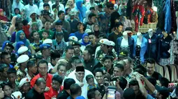 Hatta Rajasa Dikerumuni Pengunjung Pasar 