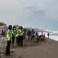 Polisi memperketat pengawasan di pantai wisata Kebumen agar gelombang pasang tak sampai menimbulkan korban jiwa. (Foto: Liputan6.com/Polres Kebumen/Muhamad Ridlo)