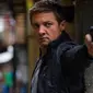 Jeremy Renner masih berharap akan dibuatnya film gabungan Bourne versinya dengan Matt Damon. (thevent.tv)