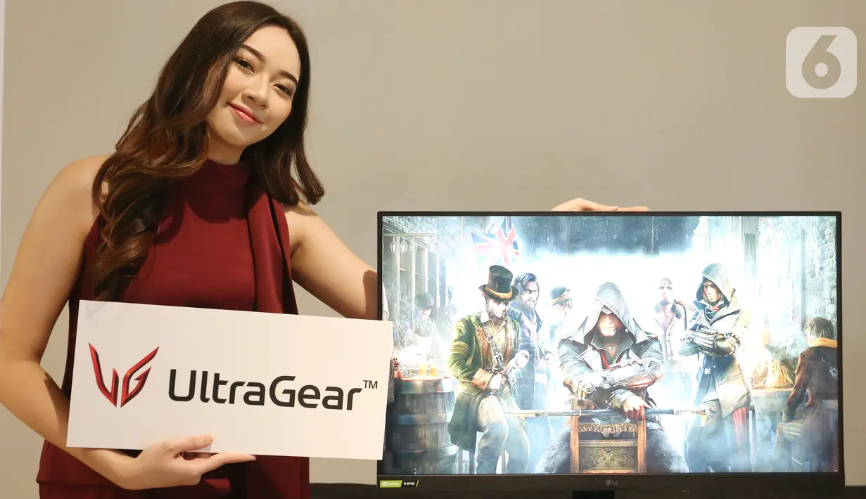 Model berpose di monitor LG UltraGear GP850 di Jakarta, Sabtu (16/10/2021). LG UltraGear GP850 memiliki mode yang dibuat khusus dengan kustomisasi untuk tiap genre game, dengan preset khusus, gamer dapat cepat memilih mode game seperti First Person Shooter atau Real Time Strategy. (Liputan6.com) 