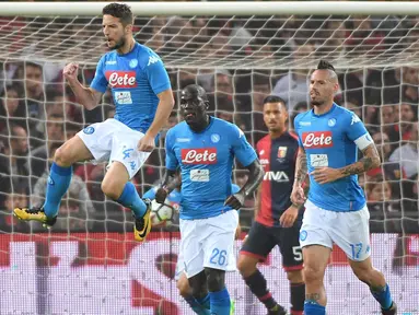 Pemain Napoli, Dries Mertens merayakan golnya ke gawang Genoa pada lanjutan Serie A di Luigi Ferraris stadium, Genoa, (25/10/2017). Napoli menang 3–2. (Luca Zennaro/ANSA via AP)