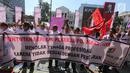 Serikat Pekerja (SP) PD Pasar Jaya membentangkan spanduk dalam unjuk rasa di depan Kantor PD Pasar Jaya, Jakarta, Rabu (2/8). Selain keberatan dengan pengangkatan tenaga profesional, mereka juga menyoroti kesenjangan pendapatan (Liputan6.com/Angga Yuniar)