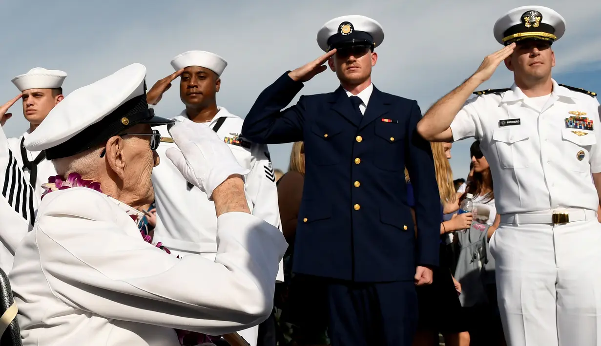 Seorang veteran, Robert Coles memberikan hormat saat upacara peringatan 75 tahun pengeboman Pearl Harbor di Honolulu, Hawaii (7/12). Serangan bom tersebut dilakukan oleh Angkatan Laut Jepang terhadap Armada Pasifik Angkatan Laut AS. (Reuters/Hugh Gentry)