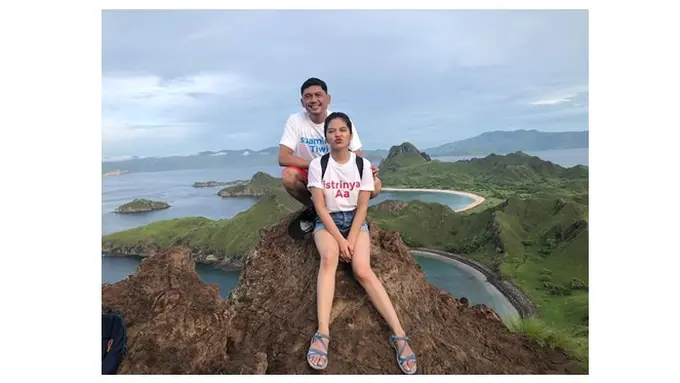 7 Potret Tiwi Eks T2 dan Suami Bulan Madu di Labuan Bajo, Romantis