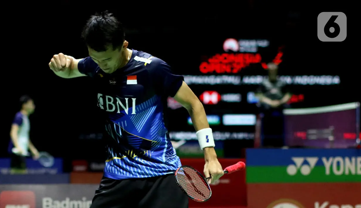 Jonatan Christie melaju ke 16 besar Indonesia Open 2023 usai mengalahkan Kanta Tsuneyama. (Liputan6.com/Helmi Fithriansyah)