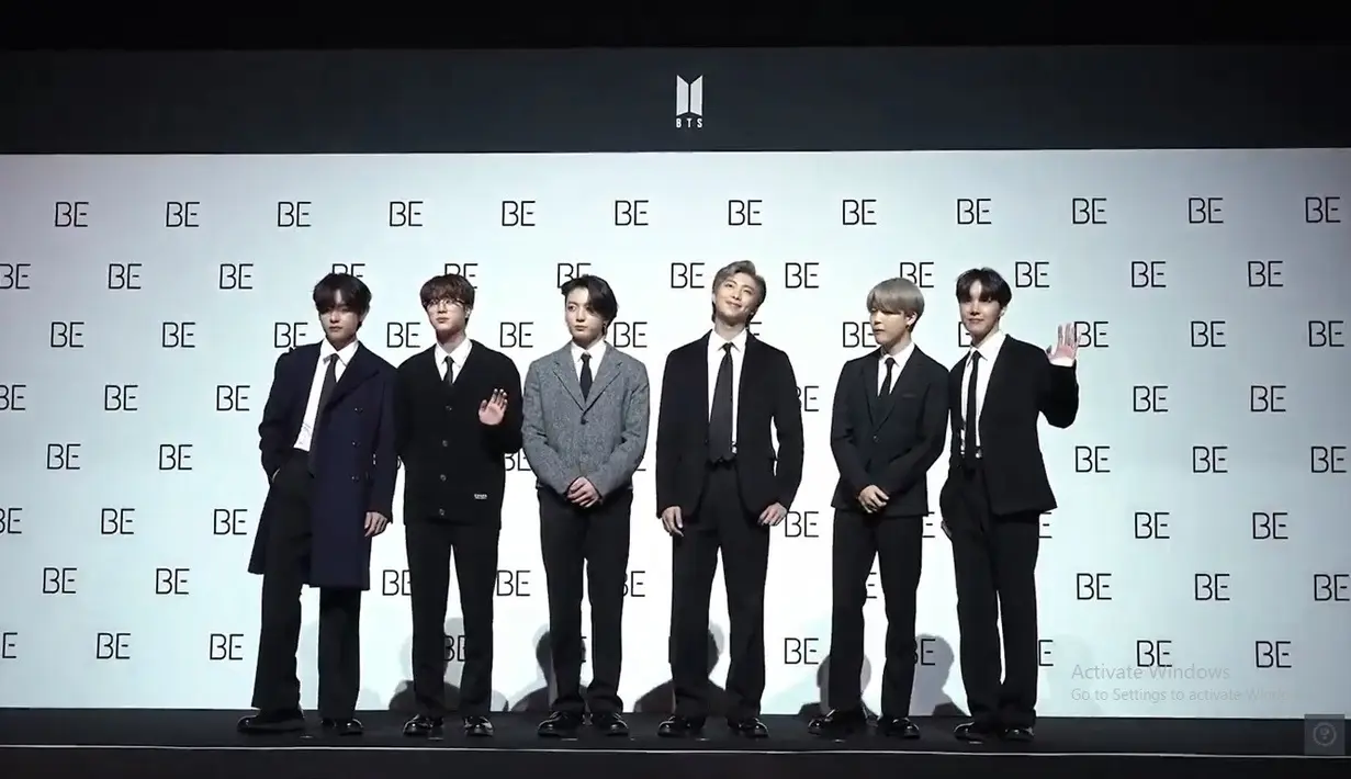 Ini adalah penampilan keenam member BTS saat menghadiri Global Press Conference untuk album mereka yang bertajuk 'BE.' Terlihat Jin yang mengenakan setelan sweater yang dipadu dengan dasi, Jungkook dalam setelan jas bernuansa abu-abu, dan Suga yang absen hadir karena sedang menjalani operasi bahu.