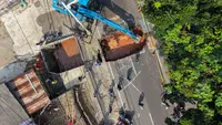Alat Berat Dikerahkan Benahi Jalan Ambles di Lenteng Agung